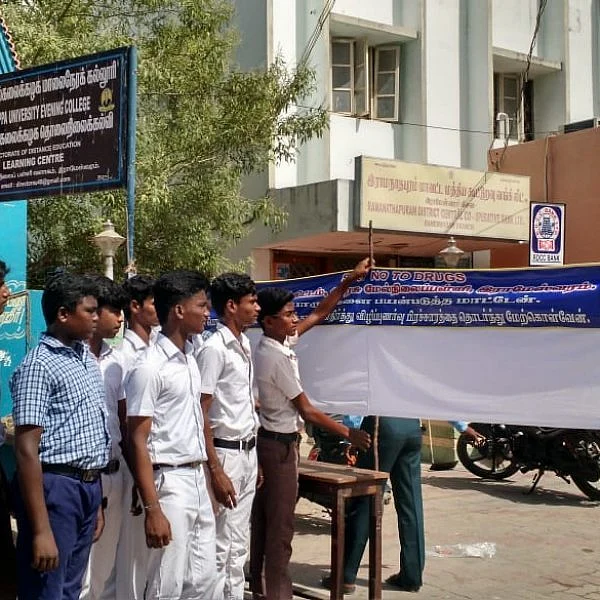 போதைப் பொருளுக்கு எதிராக கையெழுத்து இயக்கம்..! ராமேஸ்வரம் பள்ளி மாணவர்கள் அசத்தல் முயற்சி