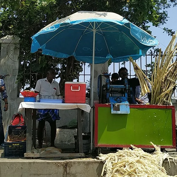 பிளாக் சால்ட், புதினா... கரும்பு ஜூஸில் மூலிகை கலந்து விற்கும் ரவிக்குமார்!