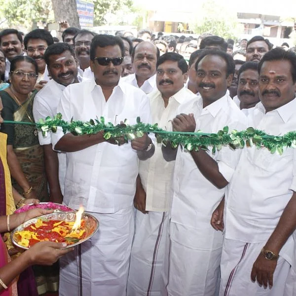 `ஒரு வாரமா எனக்கு மட்டும்தான் பதில் சொல்லிட்டு இருக்காரு!' - ஓ.பி.எஸ்ஸை சீண்டும் தங்க தமிழ்ச்செல்வன்