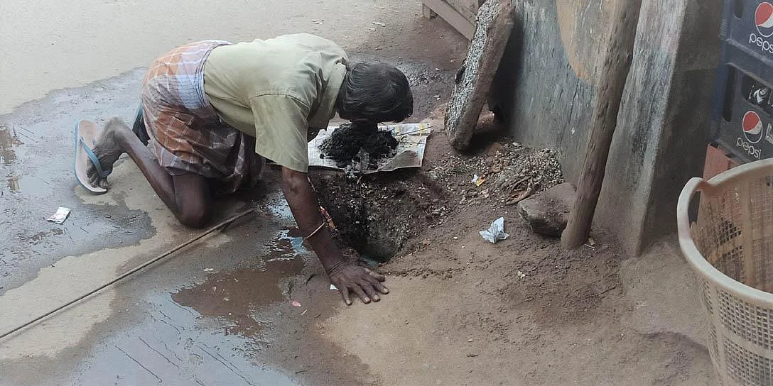 `எப்போது மாறும் இந்த அவலநிலை!’ -கழிவுகளை வெறும் கைகளால் அள்ளும் துப்புரவுத் தொழிலாளர்கள்