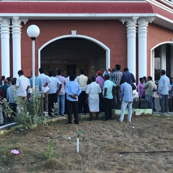 ஆட்சியர் அலுவலகத்தை முற்றுகையிட்ட ஊரக வளர்ச்சித்துறை அலுவர்கள்!