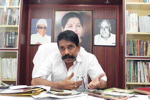 “பின்னாடி ஏதோ தூண்டுதல் இருக்கு!”