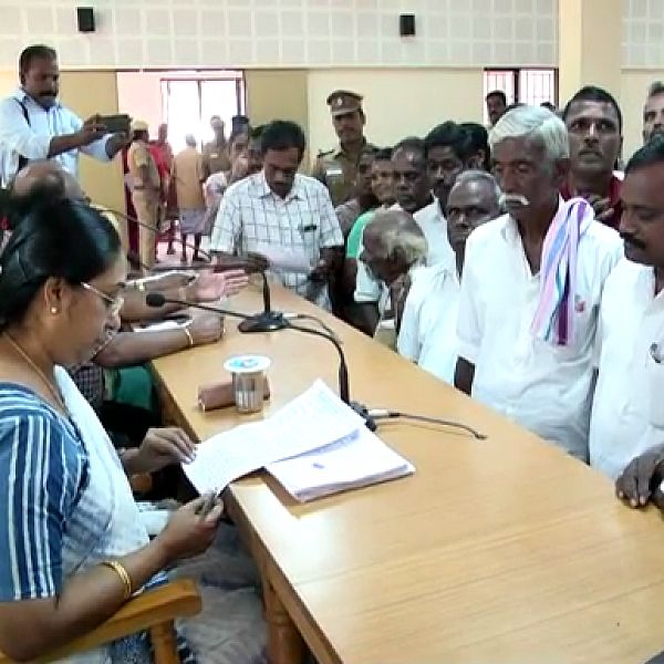 `பழுப்பு நிலக்கரி திட்டத்துக்காக நிலத்தைக் கொடுத்தோம்; நடுத்தெருவில் நிற்கிறோம்!’ - ஆதங்கத்தில் மக்கள்
