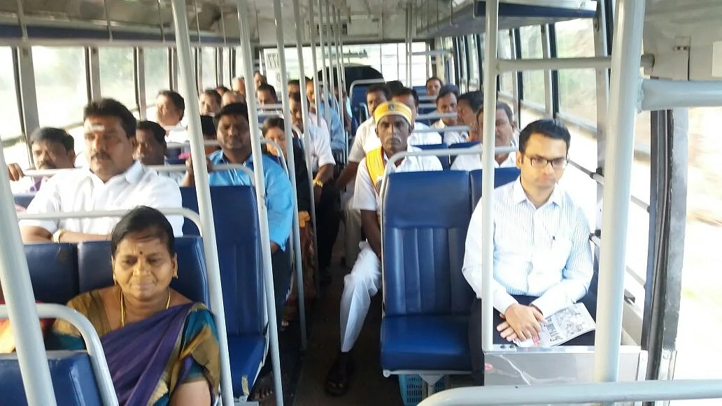 அரசுப் பேருந்தில் பயணம் செய்த கலெக்டர்!