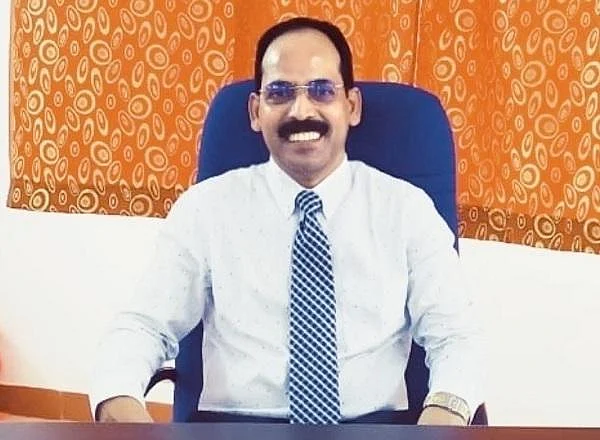 `இவரை நம்பி அனுப்ப மாட்டோம்!’ - கொந்தளித்த பெற்றோர்கள்; கேந்திரிய பள்ளி முதல்வர் டிஸ்மிஸ்