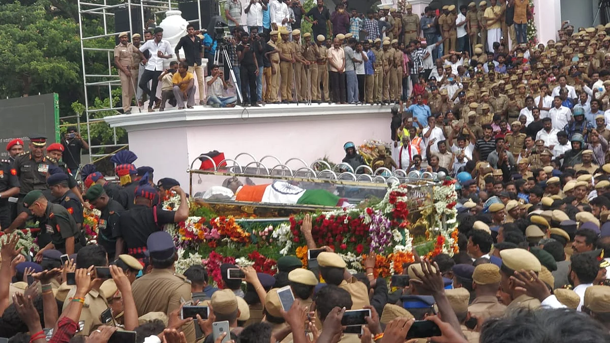 Live update: மெரினாவில் விதைக்கப்பட்டார் கலைஞர்! #Karunanidhi