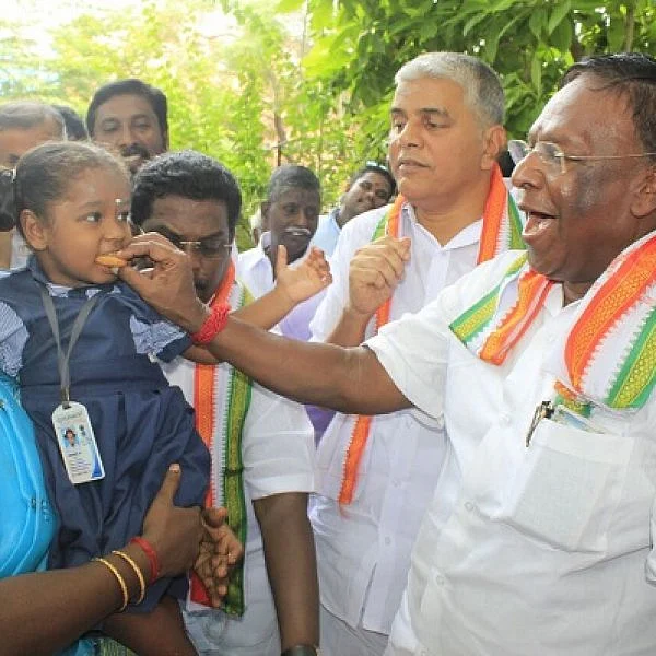 அரசுப் பள்ளி மாணவர்களுடன் முதல்வர் நாராயணசாமி, கல்வித்துறை அமைச்சர் கமலக்கண்ணன்
