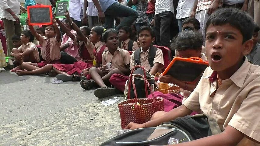 'வகுப்புக்கு வாருங்கள் ஆசிரியர்களே' - திருப்பூரில் போராட்டத்தில் ஈடுபட்ட பள்ளிக் குழந்தைகள்