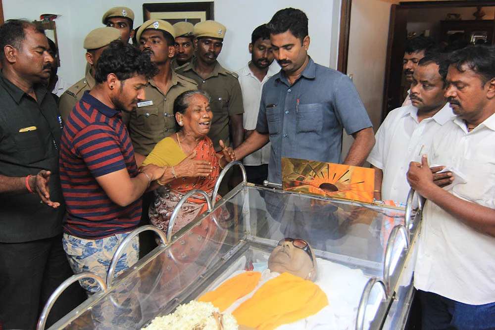 நூறு விமர்சனங்கள்... ஆயிரம் காதல்கள்..! கருணாநிதியோடு ஓர் இறுதிப்பயணம்