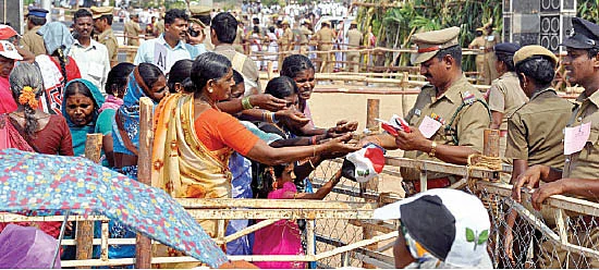 வெள்ளை நிற தாவணி.. பச்சை நிற பாவாடை...