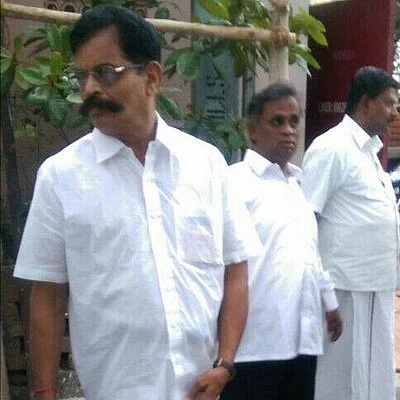 அதிமுக கரை வேட்டியுடன் போலீஸ் உதவி கமிஷனர் பிரசாரம்: அம்பலப்படுத்திய ராமதாஸ்!