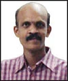 பாபா ராம்தேவ் Vs குரு ரவிசங்கர்... - வர்த்தகத்தில் மல்லுக்கட்டும் சுவாமிகள்!