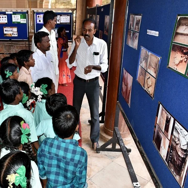 தஞ்சை அரண்மனையில் புகைப்படக் கண்காட்சி - தொல்லியல் துறை புகைப்படங்களை ஆர்வத்துடன் பார்த்த மாணவர்கள்