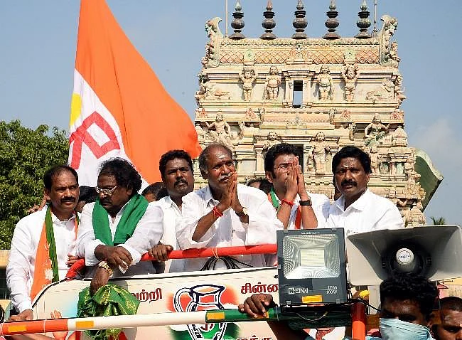 `நம்ம தலைவர் அவர் பெயரைச் சொல்லித்தான் வாக்கு கேட்கிறார்!'- ரங்கசாமி பிரசாரத்தில் தொண்டர்கள் கமென்ட்