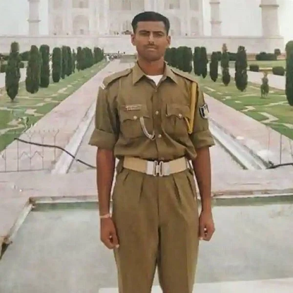 `இரண்டு நிமிடத்துக்கு முன்னர்தான் பேசினேன்’- கதறும் சி.ஆர்.பி.எஃப் வீரரின் மனைவி