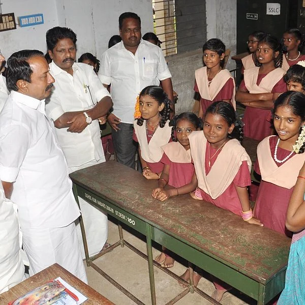 அரசுப் பள்ளியில் திடீர் ஆய்வு; ஆசிரியரை அதிரவைத்த அமைச்சர் செங்கோட்டையன்