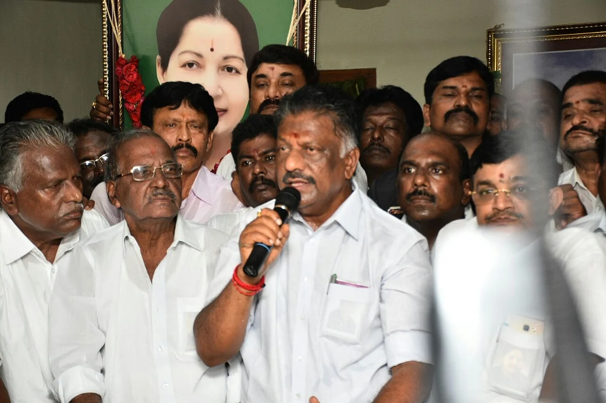 ஆளுநரிடம் ஆட்சியமைக்க உரிமை கோரினார் எடப்பாடி பழனிச்சாமி #OPSvsSasikala #LiveUpdates