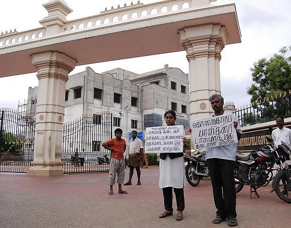 மதுக்கடைகளை மூட வலியுறுத்தி மருத்துவமனை முன்பு மாணவி நந்தினி பிரசாரம்!