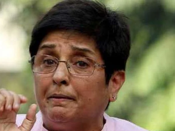 `இது கொரோனா இல்லை, கர்மா..!' - மீண்டும் நெட்டிசன்களிடம் சிக்கிய கிரண் பேடி