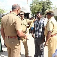 மாணவி தற்கொலை: விரிவுரையாளரை கைது செய்யக் கோரி உறவினர்கள் மறியல் (படங்கள்)