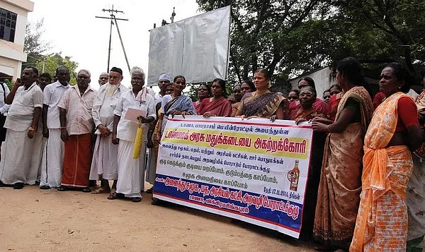 'கடைகளை மூடுங்கள்... எங்கள் வாழ்வாதாரத்தை மூடிவிடாதீர்கள்!' - அலறும் டாஸ்மாக் ஊழியர்கள்!