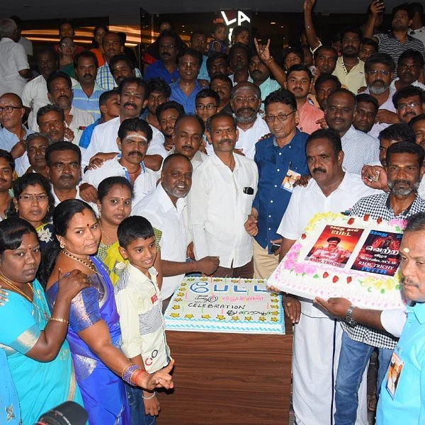 `பேட்ட' படத்தின் 50-வது நாளை கேக் வெட்டி கொண்டாடிய ரஜினி ரசிகர்கள்