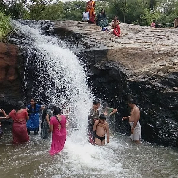 கும்பக்கரை அருவிக்குப் படையெடுக்கும் சுற்றுலா பயணிகள்!