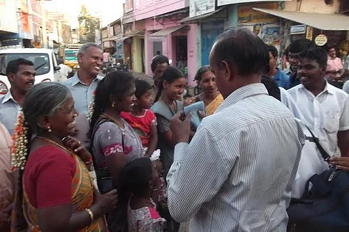வீதிக்கு வந்த வானொலி நிலையம்!