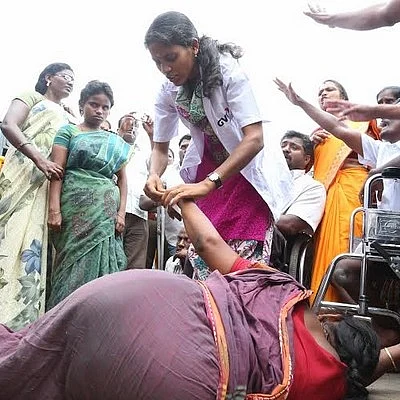 சாகும்வரை மாற்றுத் திறனாளிகள் உண்ணாவிரதம்: 3 பேர் மயக்கம்!