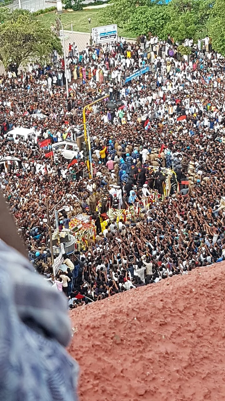 Live update: மெரினாவில் விதைக்கப்பட்டார் கலைஞர்! #Karunanidhi