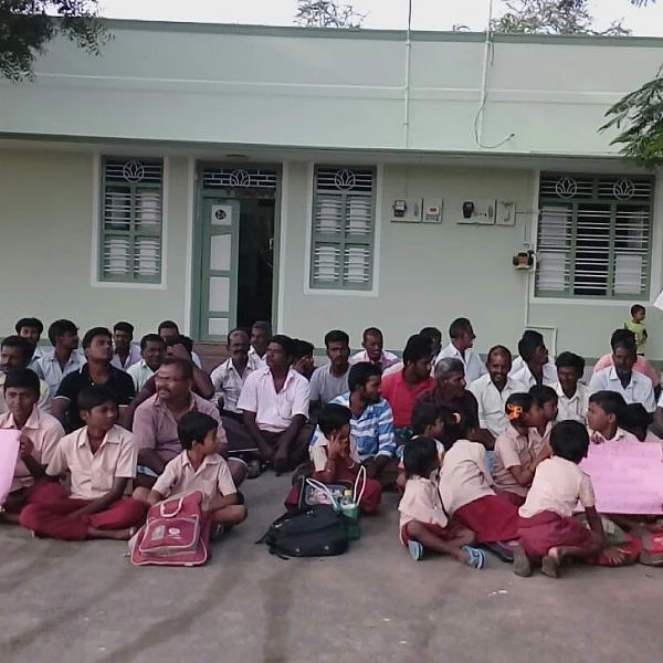 அச்சுறுத்தும் தொழிற்சாலை கழிவுகள்! - கொதித்தெழுந்த பள்ளி மாணவர்கள்