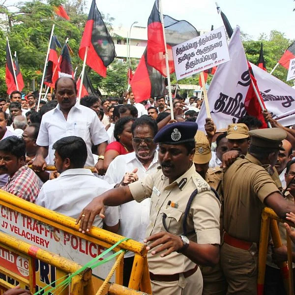 ஆளுநர் பன்வாரிலாலுக்கு எதிராகக் களத்தில் இறங்கியது தி.மு.க