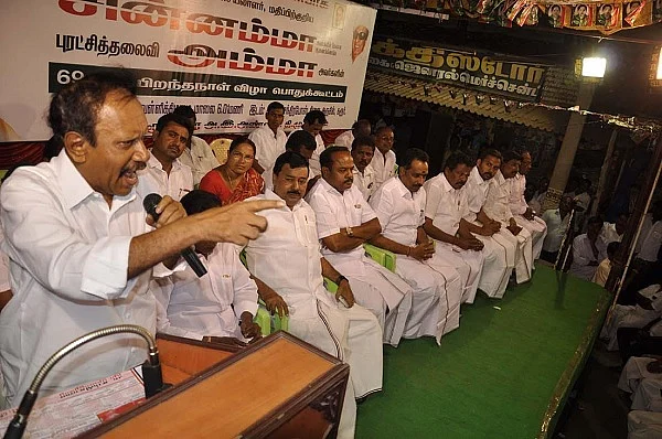 'எனக்காக சின்னம்மா காலில் விழுந்தார் பன்னீர்செல்வம்... ஏன் தெரியுமா?' - கொதிக்கும் தம்பிதுரை