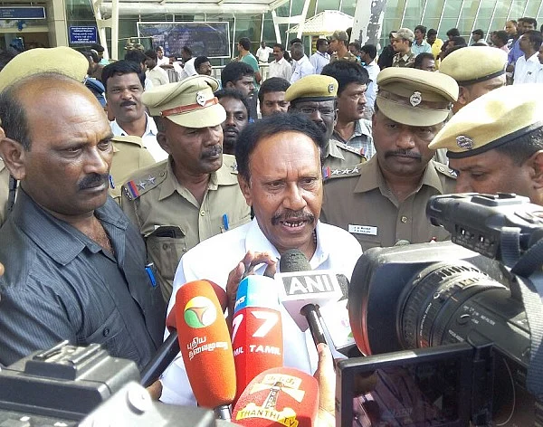 ஆளுநரிடம் ஆட்சியமைக்க உரிமை கோரினார் எடப்பாடி பழனிச்சாமி #OPSvsSasikala #LiveUpdates