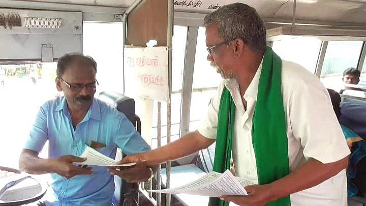 பாட்டுப்பாடி துண்டுப்பிரசுரங்களை விநியோகித்த அய்யாக்கண்ணு!