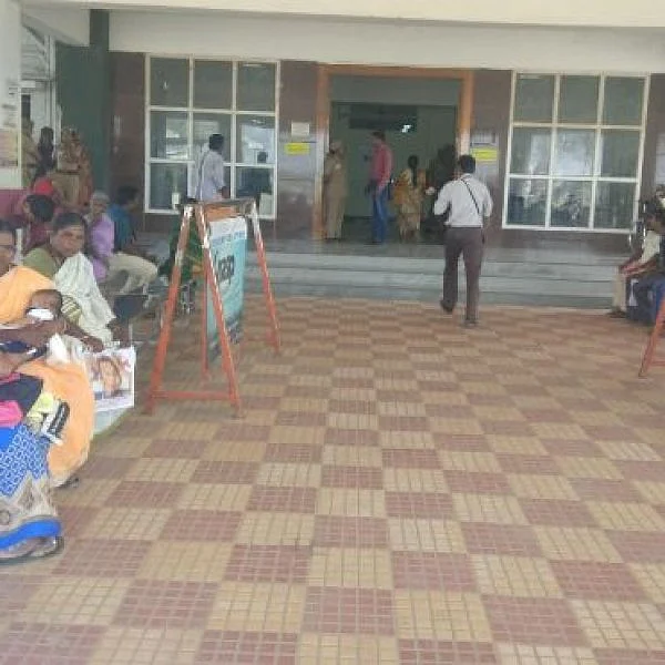 அரசுப் போக்குவரத்து ஊழியர்கள் வேலைநிறுத்த எதிரொலி... வெறிச்சோடிக் காணப்பட்ட திருப்பூர் ஆட்சியர் அலுவலகம்!