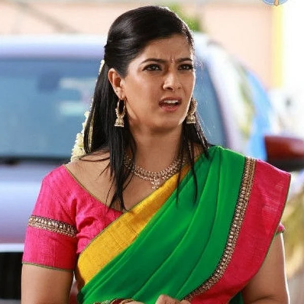 முதல்வர் எடப்பாடி பழனிசாமியை சந்தித்தார் நடிகை வரலட்சுமி!