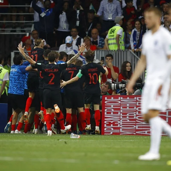 வெற்றிக் கொண்டாட்டத்தில் சிக்கிய புகைப்பட கலைஞர்...! # Viral #ENGCRO