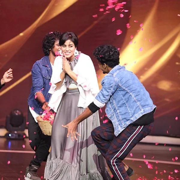 நடிகை பூர்ணா கலந்துகொண்ட டான்ஸ் VS டான்ஸ் நிகழ்ச்சியின் புகைப்படங்கள்