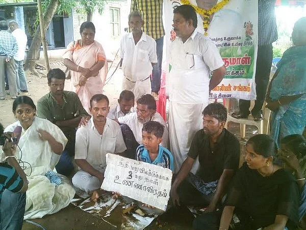 கொட்டும் மழையில் சசிபெருமாள் மனைவி, மகள், மகன்கள் உண்ணாவிரதம்!