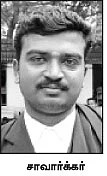தரையில் கோப்புகள்... பாயில் அதிகாரிகள்!