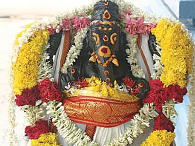 விநாயகருக்கு உகந்த 21 இலைகள், மலர்கள், இரட்டை அறுகம்புல்... கஷ்டங்கள் தீர்க்கும் கணபதி வழிபாடு!