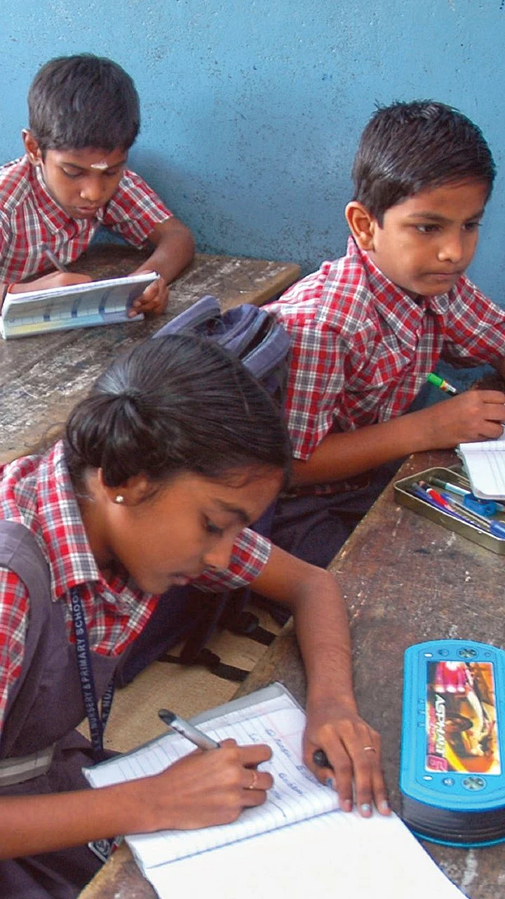 எளிய மக்களிடமிருந்து கல்வியைப் பறிக்கலாமா? - கொந்தளிக்கும் கல்வியாளர்கள்