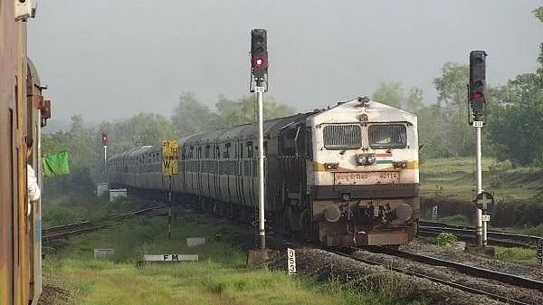 மும்பை கனமழை எதிரொலி... தாதர் எக்ஸ்பிரஸ் ரயில் நேரம் மாற்றம்!