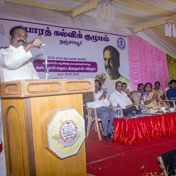 `ஃபெயில் ஆனாரா மதன் கார்க்கி' - வைரமுத்து சுவாரஸ்யம்!