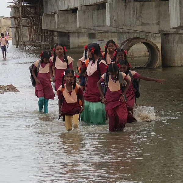 தினமும் இடுப்பளவு தண்ணீரைக் கடந்து பள்ளிக்குச் செல்லும் மாணவர்கள்! - ரூ.14.06 கோடி பாலம் என்னாச்சு?