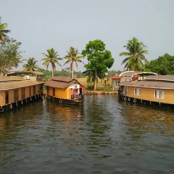 சுற்றுலாப் பயணிகளைக் கவரும் கேரளா ஆலப்புழா படகுவீடு..!