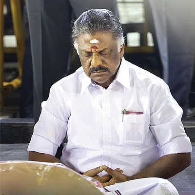 கல்லறைப் புரட்சி! - மெரினாவில் வீசிய ‘பன்னீர்’ புயல்!