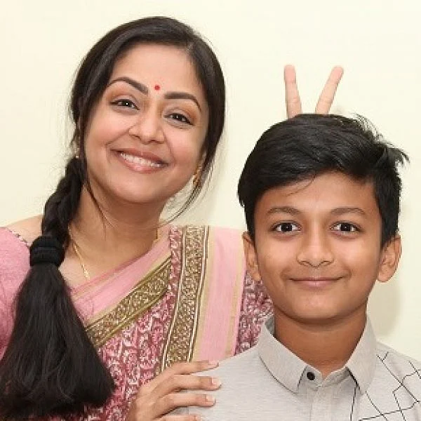 ஜோதிகா நடித்திருக்கும் ’காற்றின் மொழி’ படத்தின் ஸ்டில்ஸ்..!