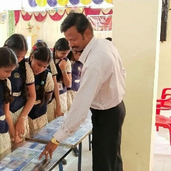 `வரலாற்றைத் தேடினால் அறிவு மேம்படும்!' - மாணவர்களை அசரவைத்த கண்காட்சி #Madurai